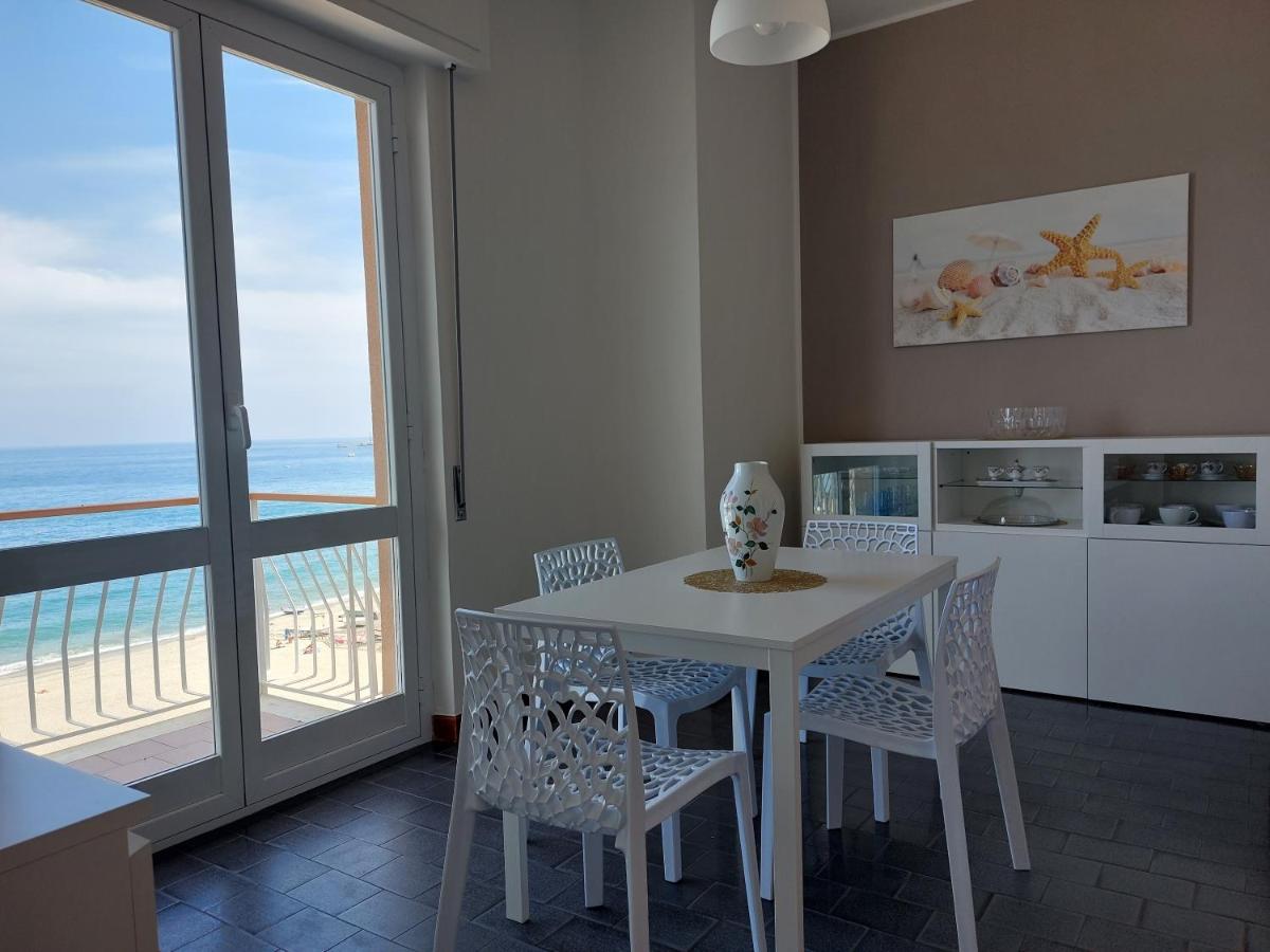 Maremare, Really On The Beach, With Private Parking Savona Exteriér fotografie